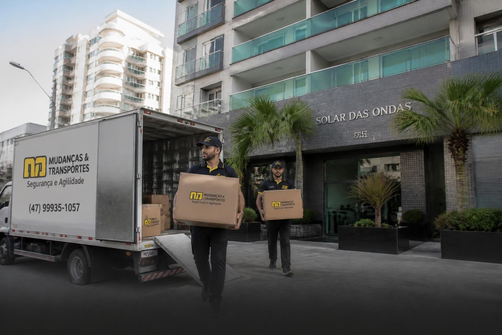 Caminhão da RVT e equipe realizando mudança em prédio de Balneário Camboriú