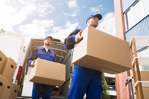 Entregador retirando caixa de van para entrega rápida na cidade